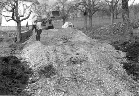 11b Zufahrtsweg vor dem Bankett setzen - April 63.jpg